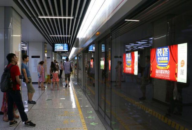 智慧交通之地鐵站臺(tái)解決方案——戶外廣告機(jī)